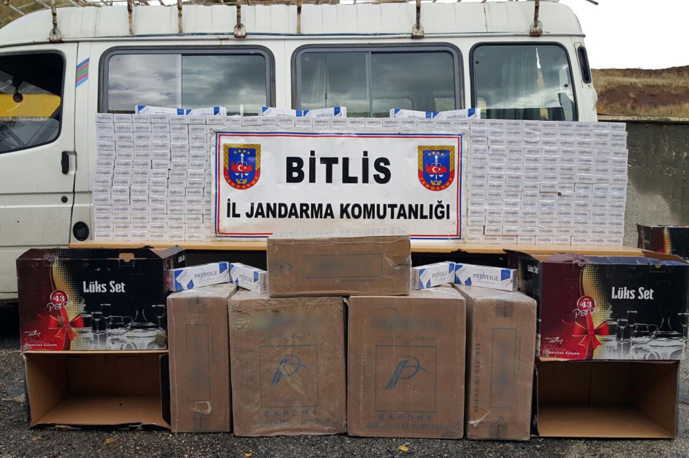 Bitlis’te 13 bin paket kaçak sigara ele geçirildi Bitlis’te 13 bin paket kaçak sigara ele geçirildi